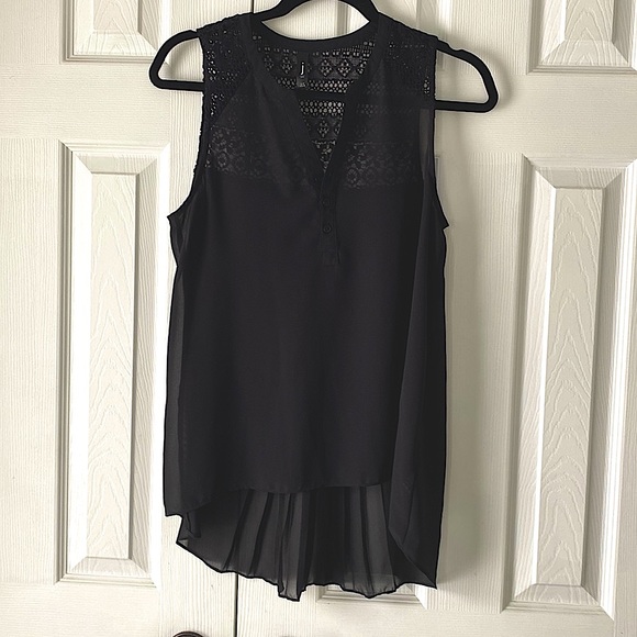 Women’s sleeveless top. Light/airy breathable. Loose pleated back, lace accents. - Picture 1 of 4